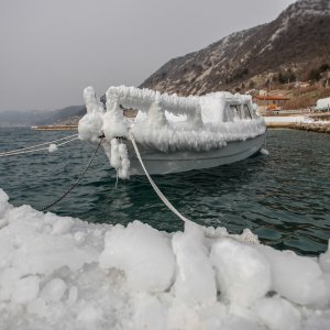 Led okovao brodice na Jadranu