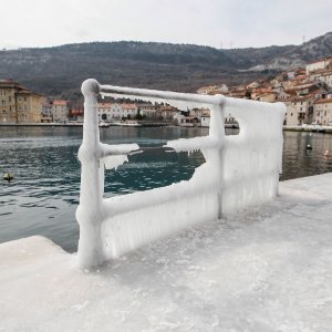 Led okovao brodice na Jadranu