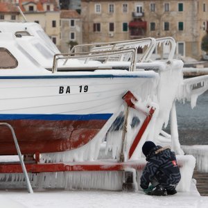 Led okovao brodice na Jadranu