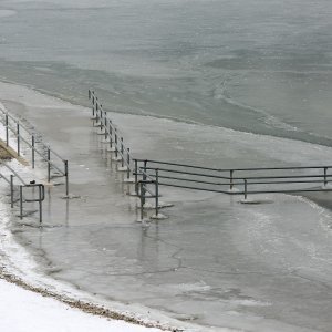 Zimska idila uz zaleđeno jezero Bundek