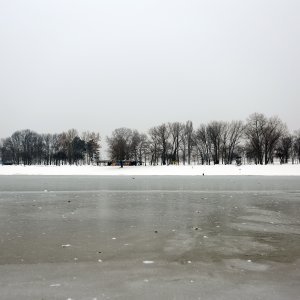 Zimska idila uz zaleđeno jezero Bundek