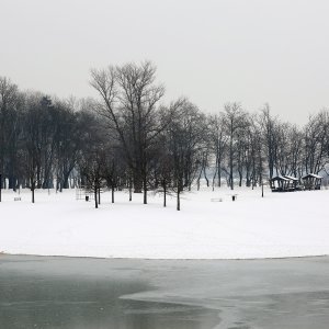 Zimska idila uz zaleđeno jezero Bundek