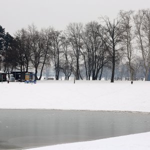 Zimska idila uz zaleđeno jezero Bundek