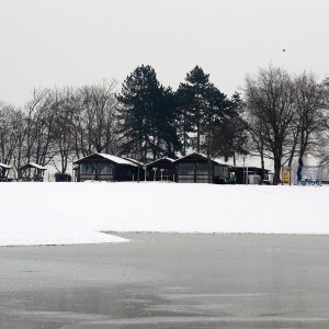 Zimska idila uz zaleđeno jezero Bundek