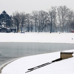 Zimska idila uz zaleđeno jezero Bundek