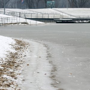 Zimska idila uz zaleđeno jezero Bundek