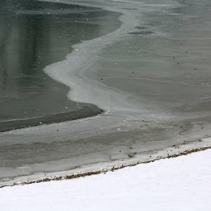 Zimska idila uz zaleđeno jezero Bundek