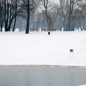 Zimska idila uz zaleđeno jezero Bundek