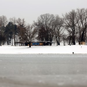 Zimska idila uz zaleđeno jezero Bundek