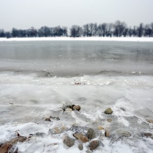 Zimska idila uz zaleđeno jezero Bundek