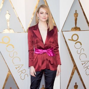 Emma Stone u sakou i hlačama s potpisom Louisa Vuittona