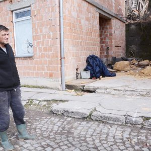 Zbog otapanja snijega s brda iznad kuća odlomio se komad stijene