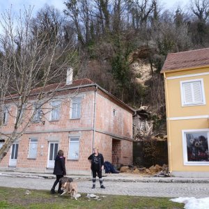 Zbog otapanja snijega s brda iznad kuća odlomio se komad stijene