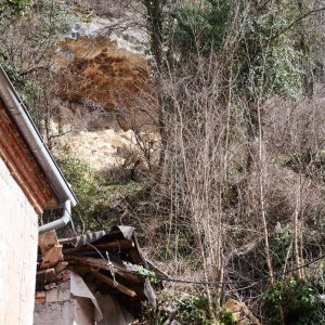 Zbog otapanja snijega s brda iznad kuća odlomio se komad stijene