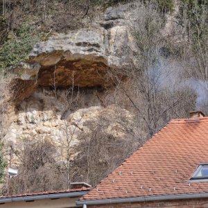 Zbog otapanja snijega s brda iznad kuća odlomio se komad stijene