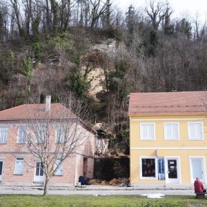 Zbog otapanja snijega s brda iznad kuća odlomio se komad stijene