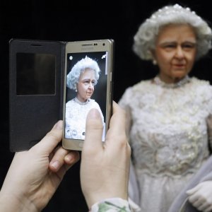 Lutka po uzoru na britansku kraljicu Elizabetu