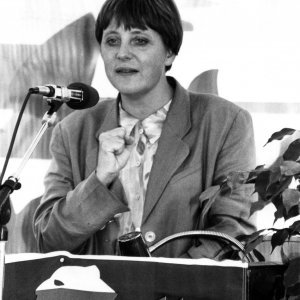 Angela Merkel kao ministrica žena i mladeži 1994.