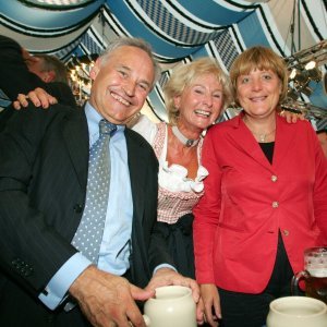 Angela Merkel s Erwinom Huberom i Karin Stoiber na otvorenju Oktoberfesta 2004.