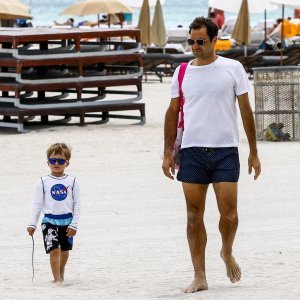 Mirka i Roger Federer s djecom na plaži