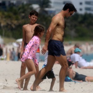 Mirka i Roger Federer s djecom na plaži