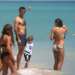 Mirka i Roger Federer s djecom na plaži