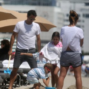 Mirka i Roger Federer s djecom na plaži