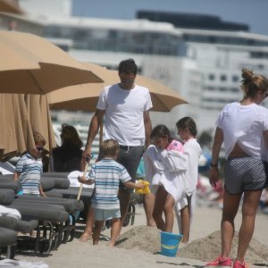 Mirka i Roger Federer s djecom na plaži