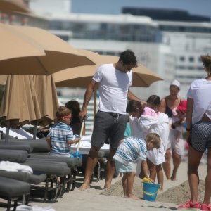 Mirka i Roger Federer s djecom na plaži