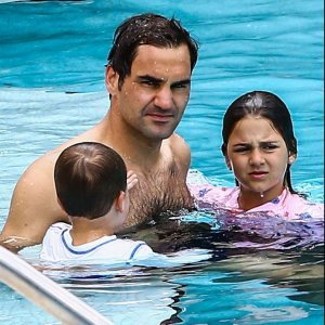 Mirka i Roger Federer s djecom na plaži