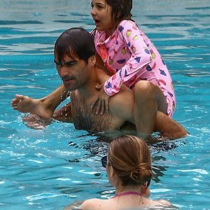 Mirka i Roger Federer s djecom na plaži