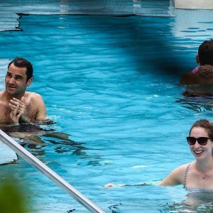 Mirka i Roger Federer s djecom na plaži