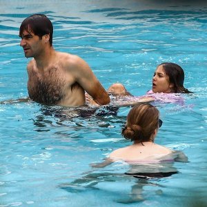 Mirka i Roger Federer s djecom na plaži