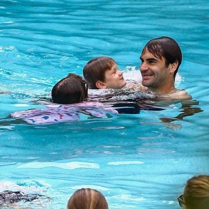 Mirka i Roger Federer s djecom na plaži