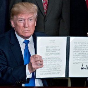 Donald Trump potpisuje memorandum