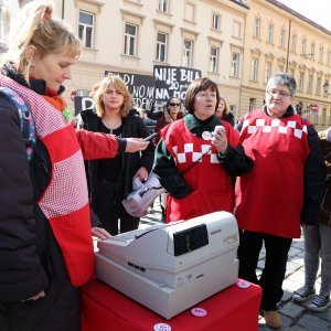 Blagajnica hoće ići na more - prosvjedna akcija na Markovom trgu