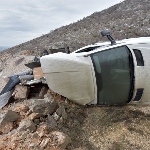 Orkanska bura podno Velebita prevrnula dva kamiona