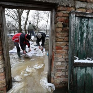 Vatrogasci i HGSS pomažu mještanima Jasenovca u obrani od poplava