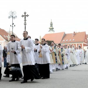 Zagreb: Svećeničkom ulaznom procesijom počeli obredi Velikog trodnevlja