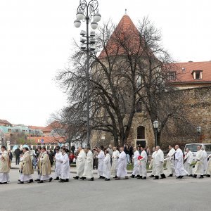 Zagreb: Svećeničkom ulaznom procesijom počeli obredi Velikog trodnevlja