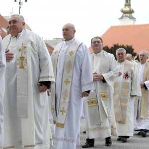 Zagreb: Svećeničkom ulaznom procesijom počeli obredi Velikog trodnevlja