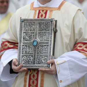 Zagreb: Svećeničkom ulaznom procesijom počeli obredi Velikog trodnevlja