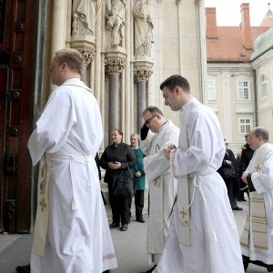 Zagreb: Svećeničkom ulaznom procesijom počeli obredi Velikog trodnevlja