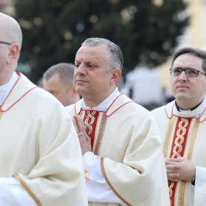 Zagreb: Svećeničkom ulaznom procesijom počeli obredi Velikog trodnevlja