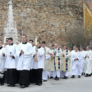 Zagreb: Svećeničkom ulaznom procesijom počeli obredi Velikog trodnevlja