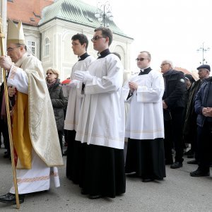 Zagreb: Svećeničkom ulaznom procesijom počeli obredi Velikog trodnevlja