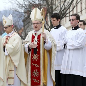 Zagreb: Svećeničkom ulaznom procesijom prije mise posvete ulja počeli obredi Velikog trodnevlja