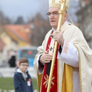 Zagreb: Svećeničkom ulaznom procesijom počeli obredi Velikog trodnevlja