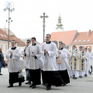 Zagreb: Svećeničkom ulaznom procesijom počeli obredi Velikog trodnevlja