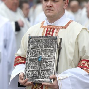 Zagreb: Svećeničkom ulaznom procesijom počeli obredi Velikog trodnevlja